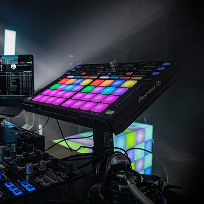 Bàn điều khiển Pioneer DJ DDJ XP2 có các tính năng vượt trội như các pads RGB nhạy bén