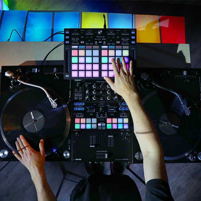 Bàn điều khiển Pioneer DJ DDJ XP2 đang được sử dụng bởi DJ chuyên nghiệp