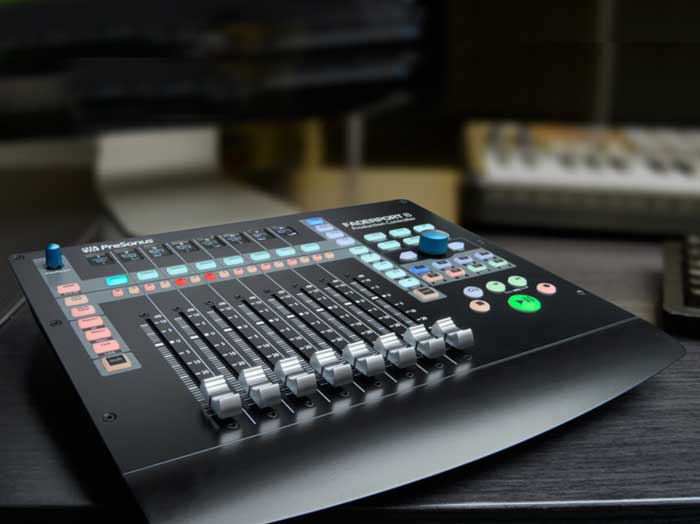 Bàn Điều Khiển PreSonus FaderPort 8 đang được trưng bay trong phòng thu
