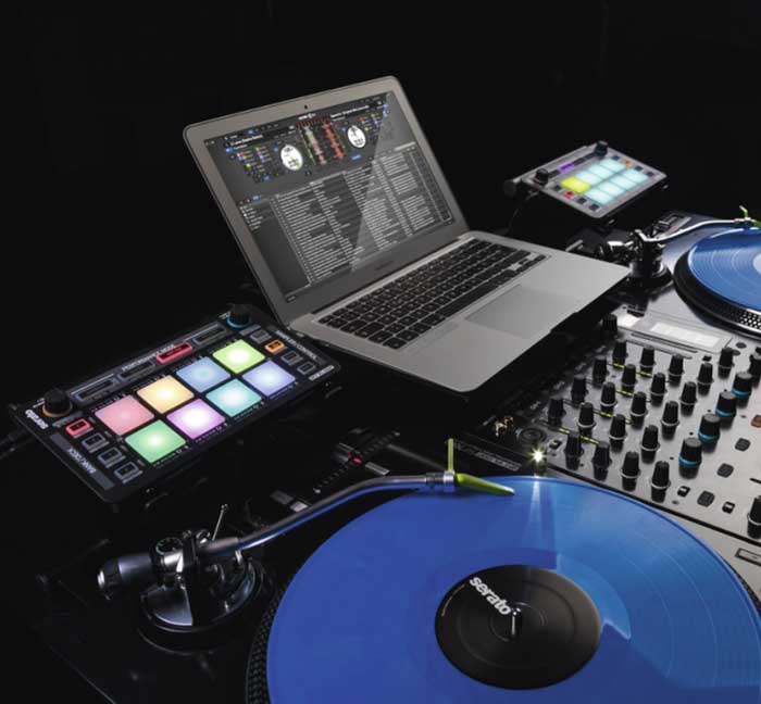 Bàn Điều Khiển Reloop Neon đang được sử dụng trong phòng thu