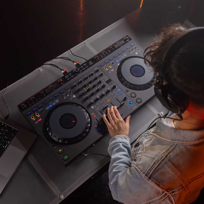 Bàn DJ AlphaTheta DDJ-GRV6 đang được sử dụng bởi DJ chuyên nghiệp