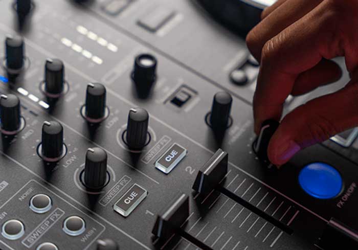Bàn DJ Độc Lập Denon SC Live 2 có các fader cực kỳ hiện đại