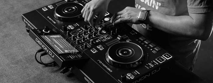 Bàn DJ Độc Lập Denon SC Live 2 đang được sử dụng bởi DJ chuyên nghiệp