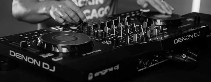Bàn DJ Độc Lập Denon SC Live 4 đang được sử dụng cho sân khấu lớn 