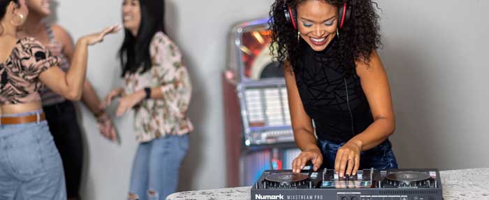Bàn DJ Độc lập Numark Mixstream Pro được các DJ trẻ tin dùng