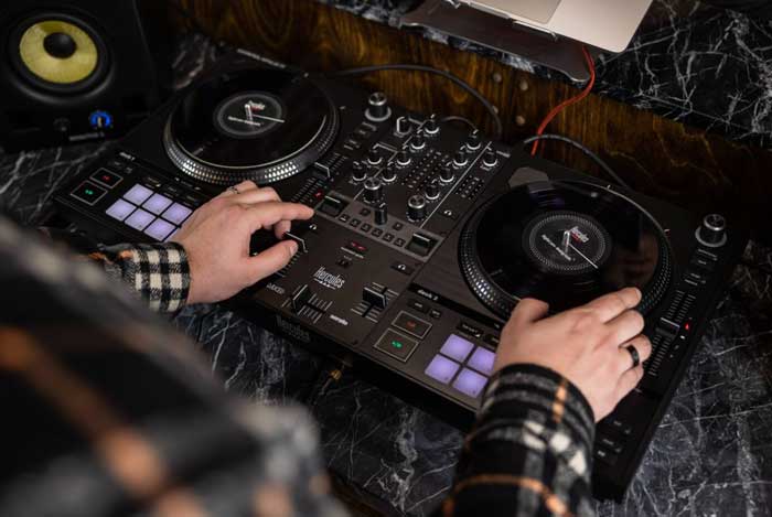 Bàn DJ Hercules DJControl Inpulse T7 đang được sử dụng bởi DJ chuyên nghiệp 
