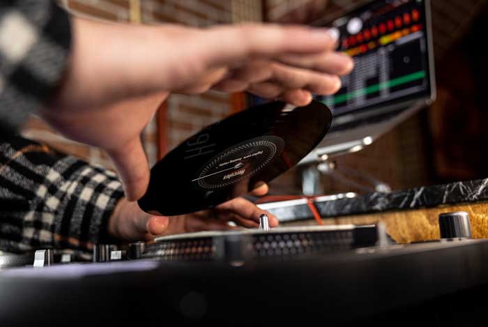 Bàn DJ Hercules DJControl Inpulse T7 thiết kế đĩa đen với chất liệu cao cấp 