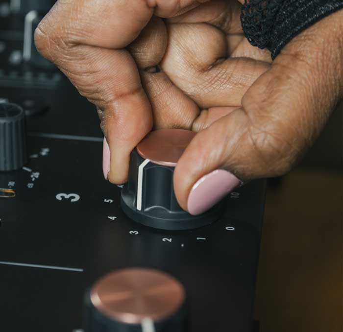 Bàn DJ Mixer AlphaTheta Euphonia có bộ điều khiển FX chuyên nghiệp