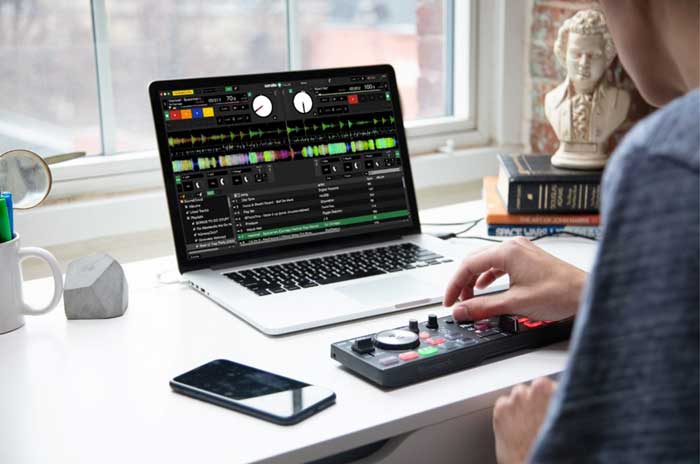 Bàn DJ Numark DJ2GO2 Touch Mini đang được DJ chuyên nghiệp sử dụng sáng tác âm nhạc