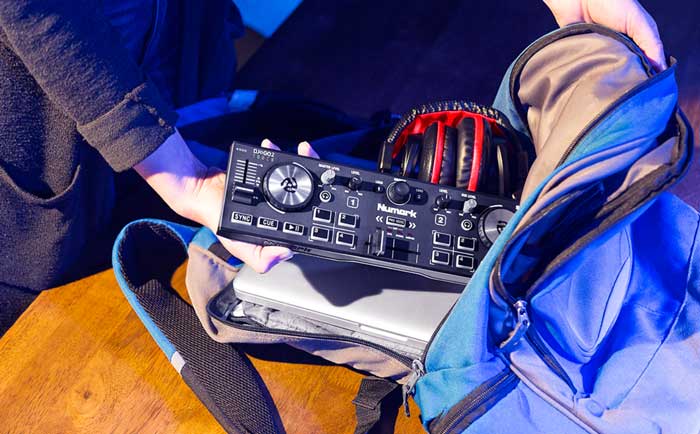 Bàn DJ Numark DJ2GO2 Touch Mini có thiết kế gọn nhẹ, dễ dàng để đem theo