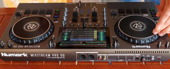Bàn DJ Numark Mixstream Pro Go với cổng kết nối đa dạng 