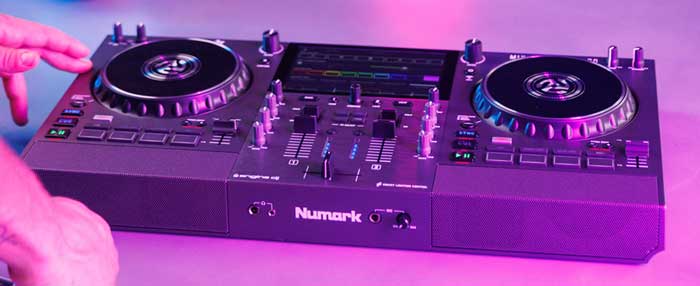 Bàn DJ Numark Mixstream Pro Go được thiết kế đầy đủ tính năng 
