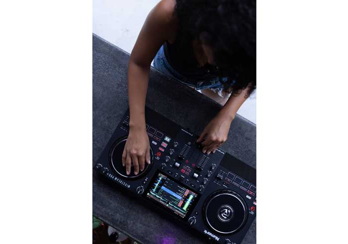 Bàn DJ Độc Lập Numark Mixstream Pro+ đang được sử dụng bởi DJ chuyên nghiệp