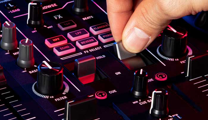 Bàn DJ Numark Mixtrack Platinum FX thiết kế các nút điều khiển và fader hiện đại hỗ trợ cho các DJ chuyên nghiệp khi biểu diễn