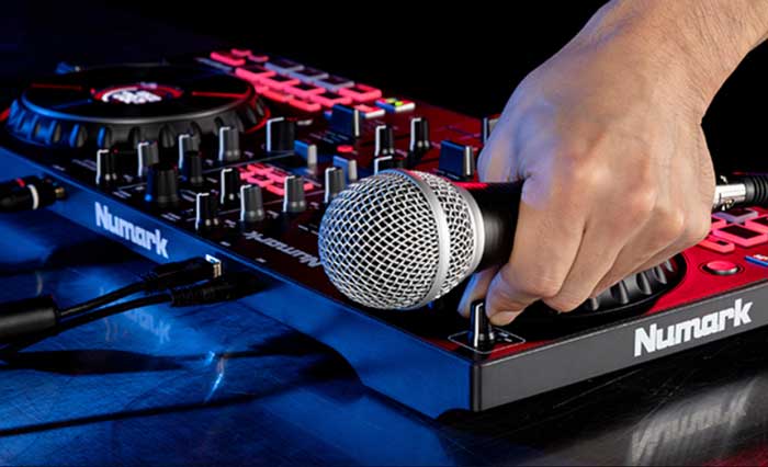 Bàn DJ Numark Mixtrack Platinum FX là công cụ hỗ trợ bạn trên các sân khấu lớn