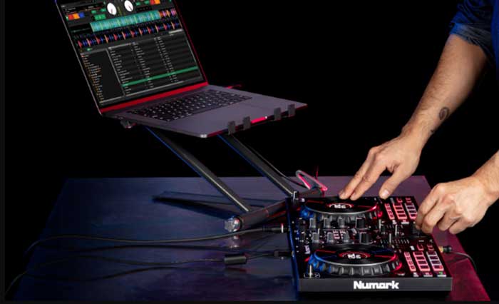 Bàn DJ Numark Mixtrack Platinum FX đang được sử dụng bởi DJ chuyên nghiệp