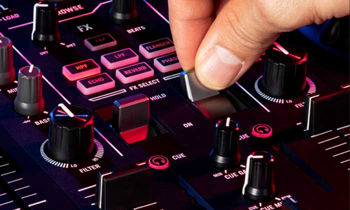 Bàn DJ Numark Mixtrack Pro FX có thiết kế đầy đủ tính năng giúp cho người mới chơi dễ tiếp cận