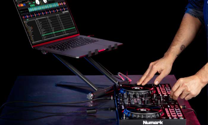 Bàn DJ Numark Mixtrack Pro FX đang được sử dụng