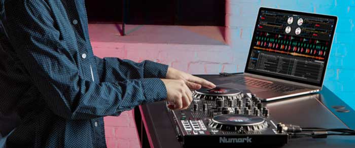 Bàn DJ Numark NS4FX đang được sử dụng bởi các DJ chuyên nghiệp 