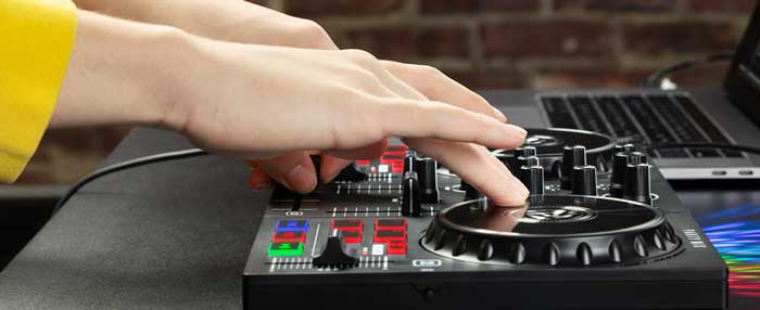 Bàn DJ Numark Party Mix 2 đang được các DJ chuyên nghiệp sử dụng 