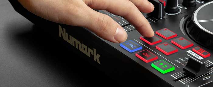Bàn DJ Numark Party Mix 2 thiết kế các nút hiệu ứng và núm vặn siêu hiện đại