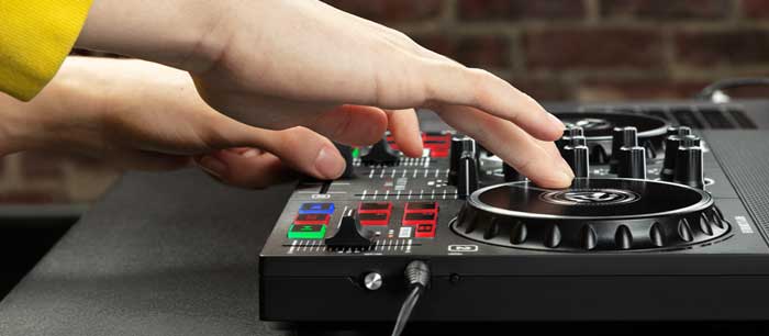 Bàn DJ Numark Party Mix Live có thiết kế nhỏ gọn, phù hợp với mọi không gian