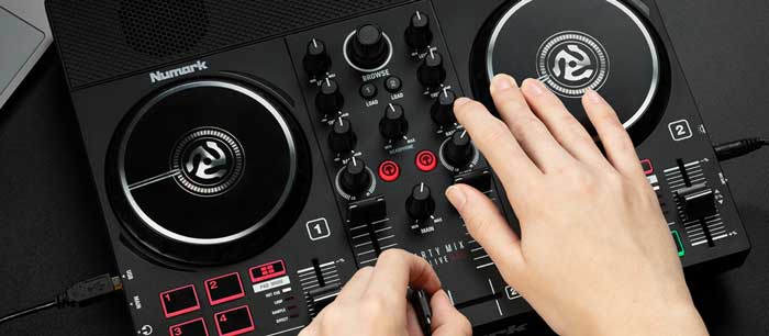 Bàn DJ Numark Party Mix Live đang được sử dụng 