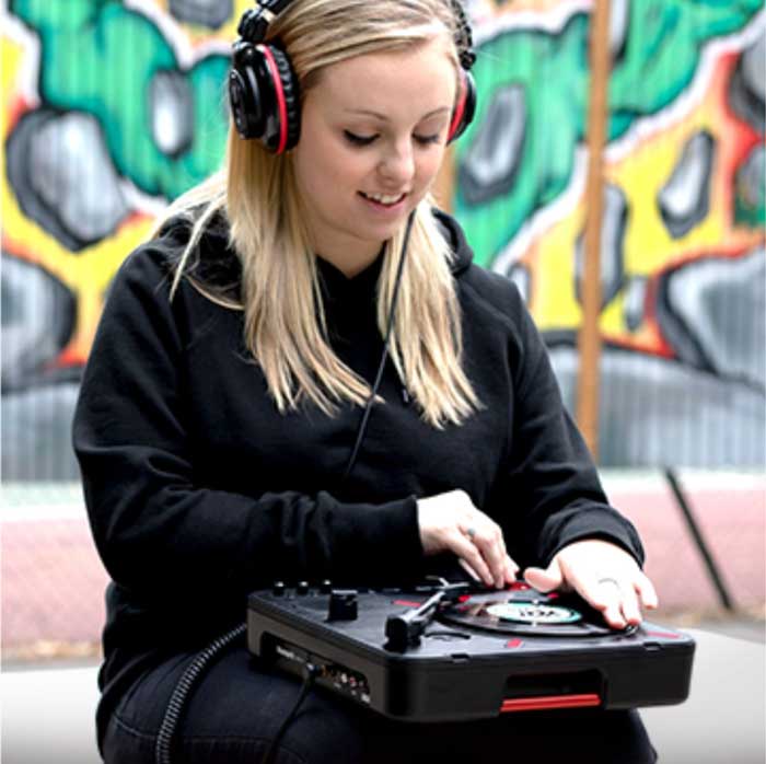 Bàn DJ Turntable Numark PT01 Scratch đang được sử dụng bởi DJ trẻ tuổi