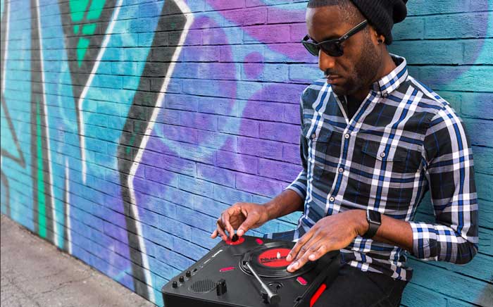 Bàn DJ Turntable Numark PT01 Scratch đang được sử dụng bởi DJ chuyên nghiệp