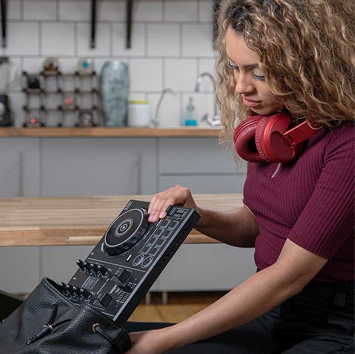 Thiết kế nhỏ gọn, không nặng nề bạn có thể mang theo Bàn Pioneer DJ DDJ 200 đi mọi nơi