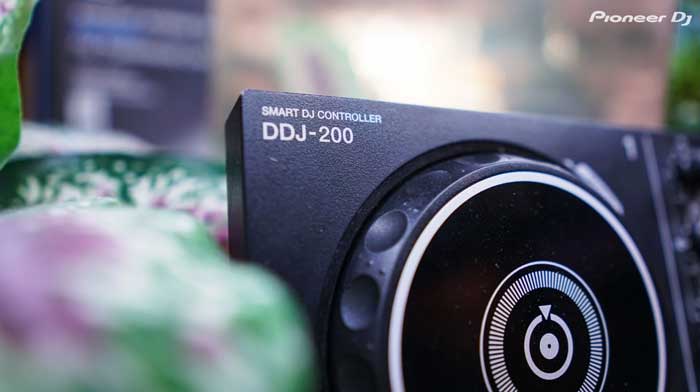 Bàn Pioneer DJ DDJ 200 thiết kế góc cạnh chắc chắn, cho bạn cảm giác an toàn khi sử dụng