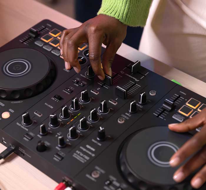 Bàn DJ Pioneer DDJ-FLX4 được các DJ chuyên nghiệp vô cùng yêu thích 