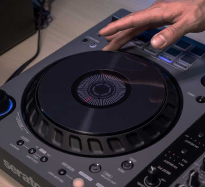 Bàn DJ Pioneer DJ DDJ-FLX6-GT tích hợp thêm cả turntable, để bạn có thể linh hoạt sử dụng 