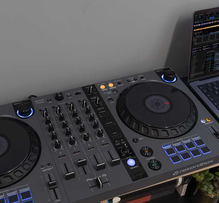 Bàn DJ Pioneer DJ DDJ-FLX6-GT đang được trưng bày trong phòng thu