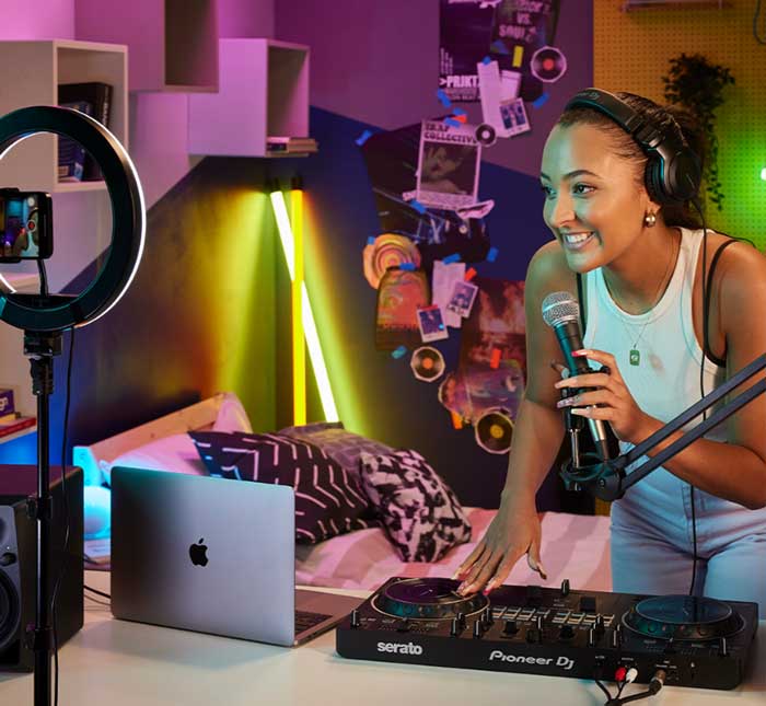 Bàn DJ Pioneer DDJ-REV1 được các DJ chuyên nghiệp yêu thích 