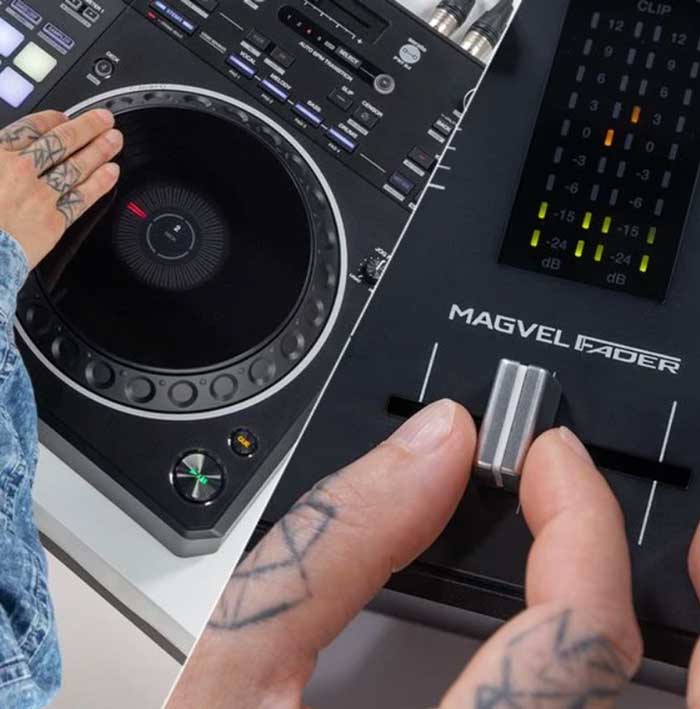 Bàn DJ Pioneer DJ DDJ-REV5 có đầy đủ các công cụ hữu ích cho công việc sáng tạo âm nhạc