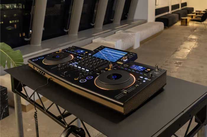 Bàn DJ Độc Lập Pioneer DJ OPUS-QUAD đang đươc sử dụng trong bữa tiệc