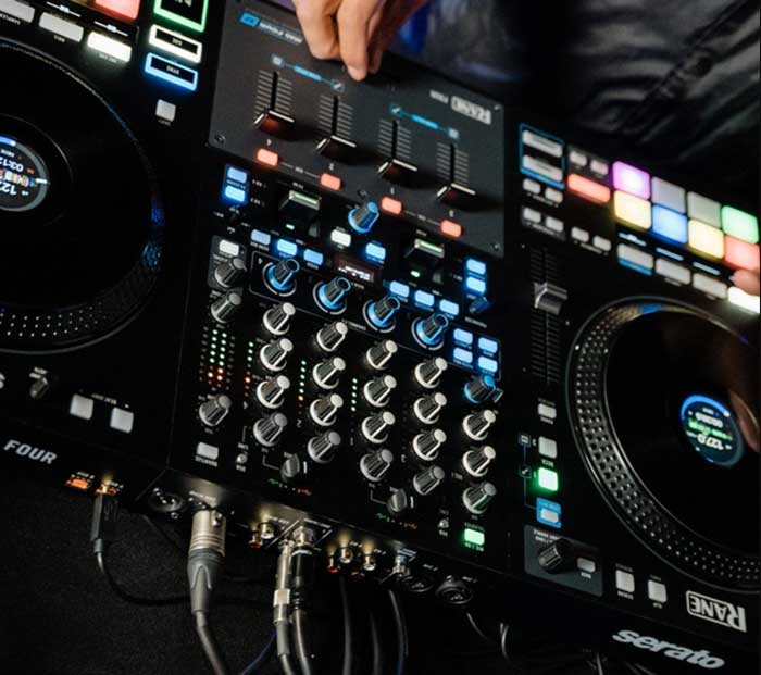 Bàn DJ Rane Four đang được các DJ chuyên nghiệp sử dụng