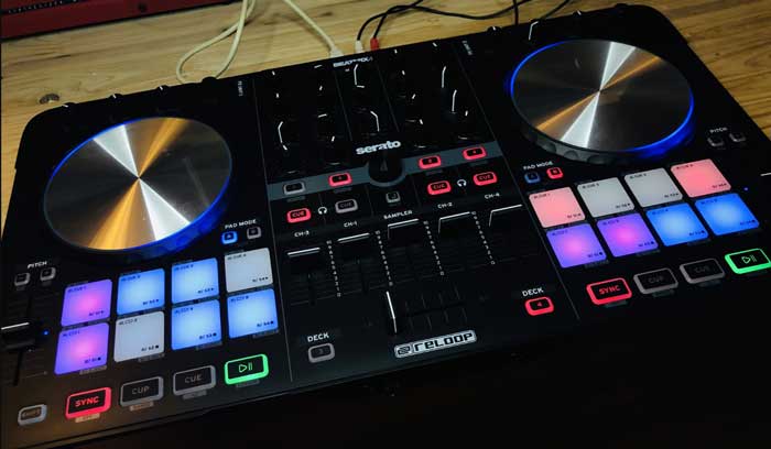 Bàn DJ Reloop BeatMix 4 MK2 đang được sử dụng bởi DJ chuyên nghiệp