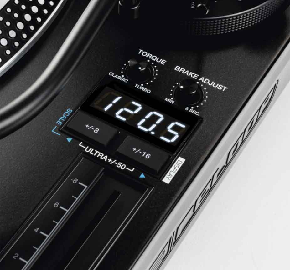Bàn DJ Turntable Reloop RP-8000 MK2 tích hợp màn hình nhỏ, giúp bạn có thể kiểm tra các thông số