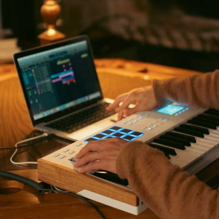 Bàn phím Midi Arturia Keylab 61 MK3 sử dụng được ở mọi không gian