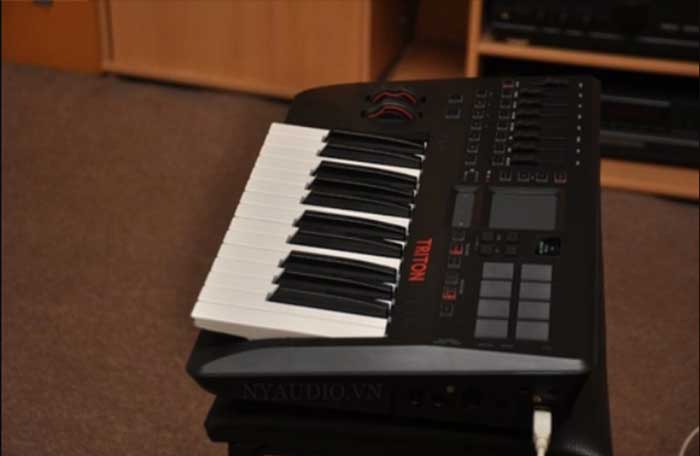 Bàn Phím Midi Korg Taktile 25 đang được trưng bày trên bàn làm việc