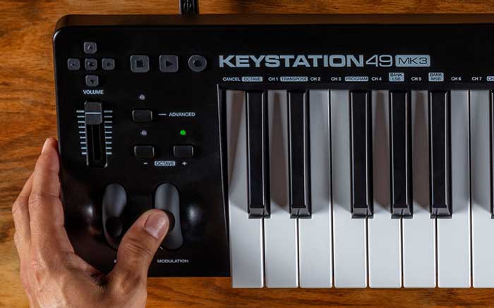 Bàn Phím Midi M-Audio Keystation 49 MK3 được trang bị thêm cả modulation