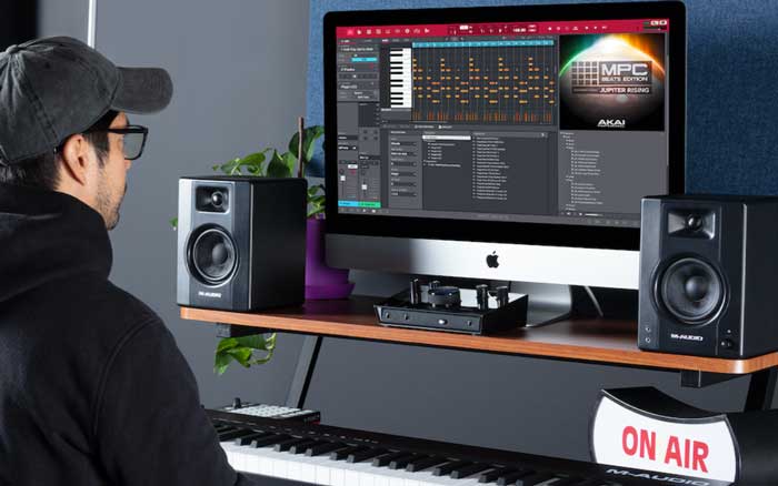 Bàn Phím Midi M-Audio Keystation 88 MK3 đang được sử dụng trong phòng thu