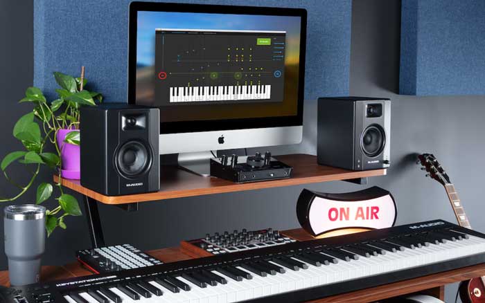 Bàn Phím Midi M-Audio Keystation 88 MK3 đang được bày trí trong phòng thu 