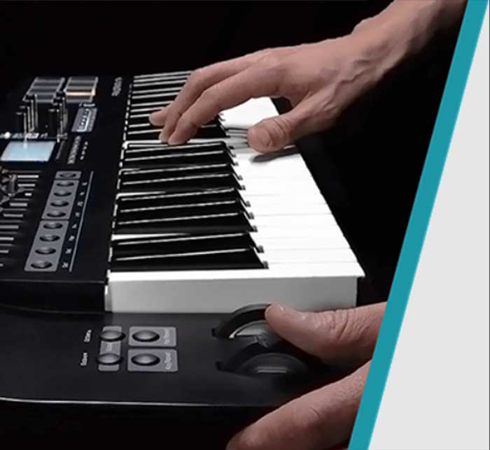 Cận cảnh các kỹ thuật viên sử dụng phím đàn của Bàn Phím Midi Nektar Panorama T6 - 61 Key