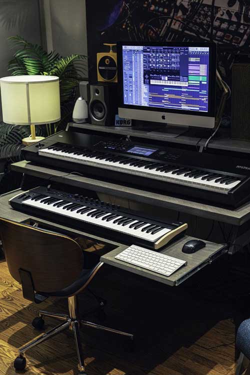 Korg Keystage 61 Midi Keyboard Controller đang được sử dụng trong phòng thu