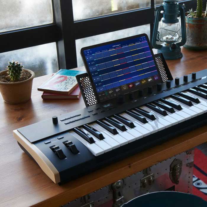 Korg Keystage 61 Midi Keyboard Controller có thể kết nối được với thiết bị điện tử thông minh