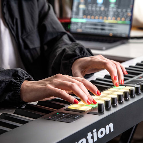 Bàn Phím Midi Novation Launchkey 49 MK4 đang được các nhạc sĩ trẻ vô cùng yêu thích