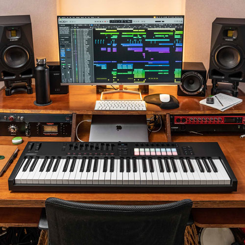 Bàn Phím Midi Novation Launchkey 49 MK4 đang được bày trí tại phòng thu